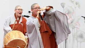 “나는 승려다” 랩 반야심경 - 파격 댄스에 객석 후끈