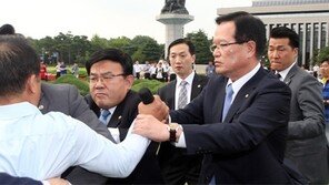 안에선 경축식 박수… 밖엔 유족들 절규