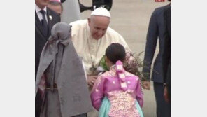 ‘방한’ 프란치스코 교황, 화동이 건넨 꽃 받으며 온화한 ‘함박 미소’