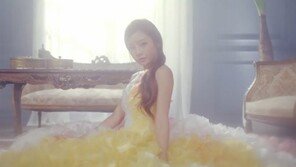 카라 ‘맘마미아’ 뮤비, 속살 비치는 드레스 입고…‘관능미’ 폭발