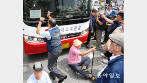 길 막힌 야당… 의원들 버스서 못내려