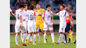 [포토] ‘한국 말레이시아’ 선수들, 3-0 승리에 ‘기분UP’