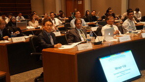 경청하는 정규남 통계청 차장