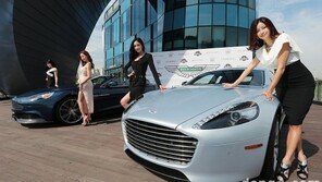 [포토]애스톤마틴 출시 “미녀와 등장, 007 본드카 성능에 깜짝”