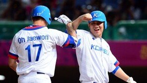 [포토] ‘한국 대만 야구 중계’ 오재원, 투런 홈런 쾅… ‘분위기↑’