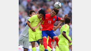 [포토] ‘한국 일본’ 임창우, 일본 문전에서 헤딩슛