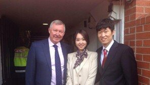 박지성 김민지 부부-퍼거슨과 ‘찰칵’…배성재 “아무리 봐도 발합성” 디스