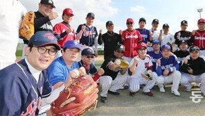 성경 대신 배트… 신부님들 사랑의 ‘다문화 홈런’