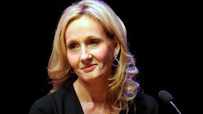 해리 포터가 돌아온다? 롤링 아리송한 트윗에 팬들은…