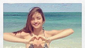 미란다커, 손바닥만한 비키니 입고 하트… 아찔하네!