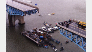 “꼭 20년전 성수대교에도 오늘처럼 비가…” 하염없는 눈물 속 위령제