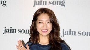 [포토] 박신혜 ‘별이 쏟아지는 상큼한 손인사’