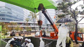 환풍구 받침대 끌어당기자 4분만에 ‘뚝’… 휘어져