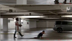 주차장서 도움 청하는 부상자 뒤에 전기톱 든 男이… ‘식겁’