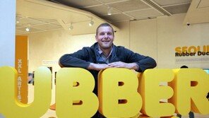 ‘러버 덕’  만든 예술가 호프만 씨 방한…“내 오리는 인종도 정치도 모른다”