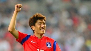 [통신원수첩] ‘친한파’ 레넌 감독, 이청용 중앙MF 중용