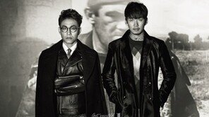 ‘레드카펫’ 오정세, 남성미 넘치는 흑백화보 “19금 농담? 거리낌 없다”