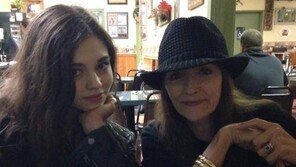 올리비아 핫세 미모의 딸과 인증샷…세월 거스른 ‘방부제 미모’