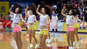 [포토] 치어리더, 단체로 짧은 하의에 댄스 타임 ‘분위기 ↑’