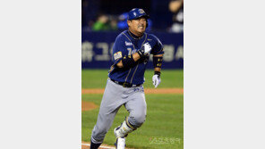 [포토] NC 이호준, 1타점 2루타… ‘1루로 힘찬 달리기’