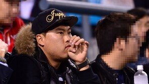 [포토] 류현진, 준PO 관전중 포착! ‘진지한 모습’