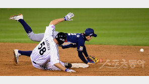 [포토] 스나이더, 송구 실책으로 2루에서 세이프