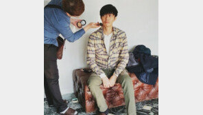 윤건, ‘5분 고백’ 촬영 현장…체크무늬 셔츠에 녹색 바지 “가을 패션 눈길”