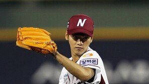 [포토] 빅스 엔, 플레이오프 1차전 시구… ‘진지한 눈빛’