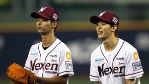 [포토] 빅스 엔-홍빈, 시구와 시타 마치고 퇴장 ‘미모에 눈길’