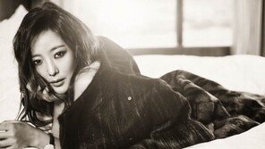 김희선 화보, 고혹적 자태의 강렬한 눈빛 '늘씬한 바디라인'