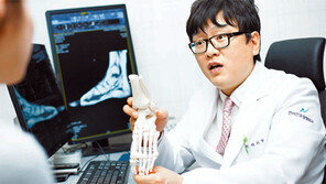 [Healthy&Beauty/베스트 클리닉]휜 엄지발가락 치료하니, 발·무릎통증도 ‘싹~’