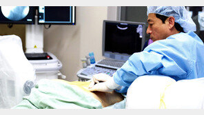 [Healthy&Beauty]FIMS치료로 근육 강화부터… “꼬부랑 허리를 바로 세워라”