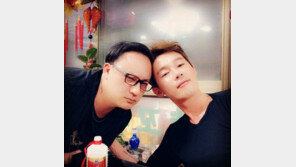 허지웅, 故 신해철 애도… “뺨 얻어맞은 듯 얼얼해” 비통