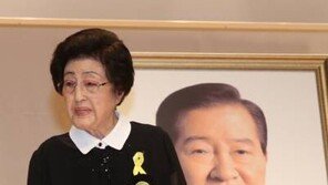 이희호 여사 “방북 허락을”…朴대통령 “기회 보겠다”