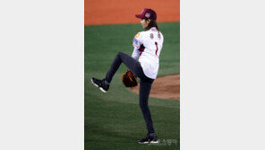 [포토] 유이 시구, 완벽한 투구폼… ‘눈길이 절로’