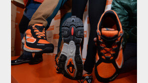 손을 쓰지 않고 신발 끈을 죈다고?