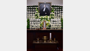 마왕은 떠나도 그의 노래는 영원히…