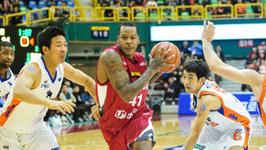 전자랜드 3연패…부진 원인은 떠돌이 생활?