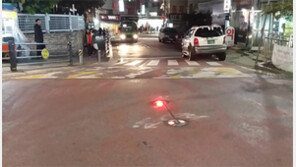[수도권]교차로 바닥에 신호등… 자동차 접근땐 빨간불