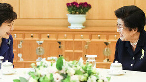朴대통령 취임후 처음 이희호 여사 만나