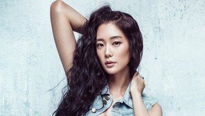 ‘세계에서 가장 아름다운 여성’ 2위 클라라, 청재킷 사이로 ‘아찔한 볼륨’