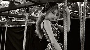 ‘패대기 시구’ 유이, 회전목마 위에서 도도한 눈빛 ‘아찔!’