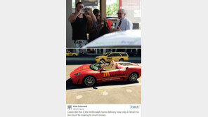 3억 6000만 원짜리 페라리로 햄버거 배달, 미친거 아니야?