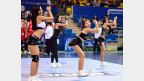 [포토] 치어리더, 엉덩이 내밀고~ ‘귀요미 작렬 댄스’