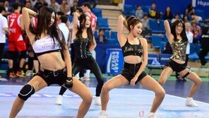 [포토] 치어리더, 너~무 짧은 핫팬츠에 쩍벌 댄스 ‘상상력 자극’