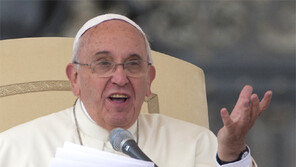 프란치스코 교황, 과학 포용 “진화론-창조론 충돌 안해”
