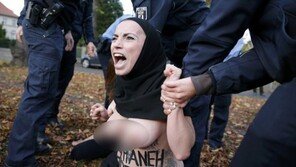 [화보] 여성인권단체 페멘, 이란 ‘정당방위’ 주장 여성 사형 항의 시위