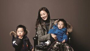 ‘국민쌍둥이’ 서언·서준, 엄마 문정원과 함께한 엘르화보 비하인드컷 공개