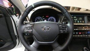 [포토]현대차 아슬란 실내 “스티어링휠이 낯설지 않아”