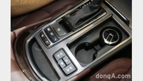 [포토]현대차 아슬란 내부 “변속기 주변에는 버튼들이 잔뜩”